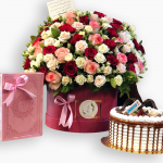 صندوق بزهور ملونه مع مصحف باللون الزهري و كيك